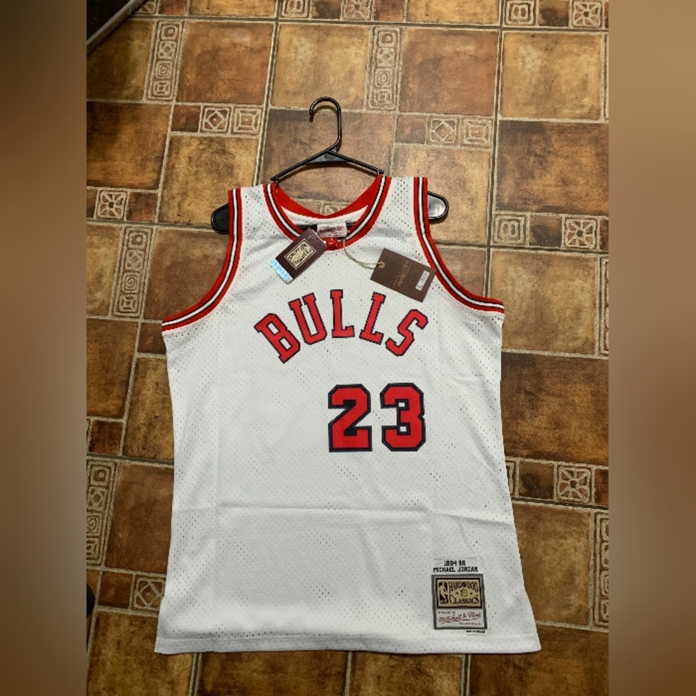 Mitchell & Ness Chicago Bulls White/Red 1984/85 Jordan Jersey Size L